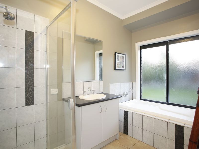 13 Charlotte Pass, Pakenham VIC 3810