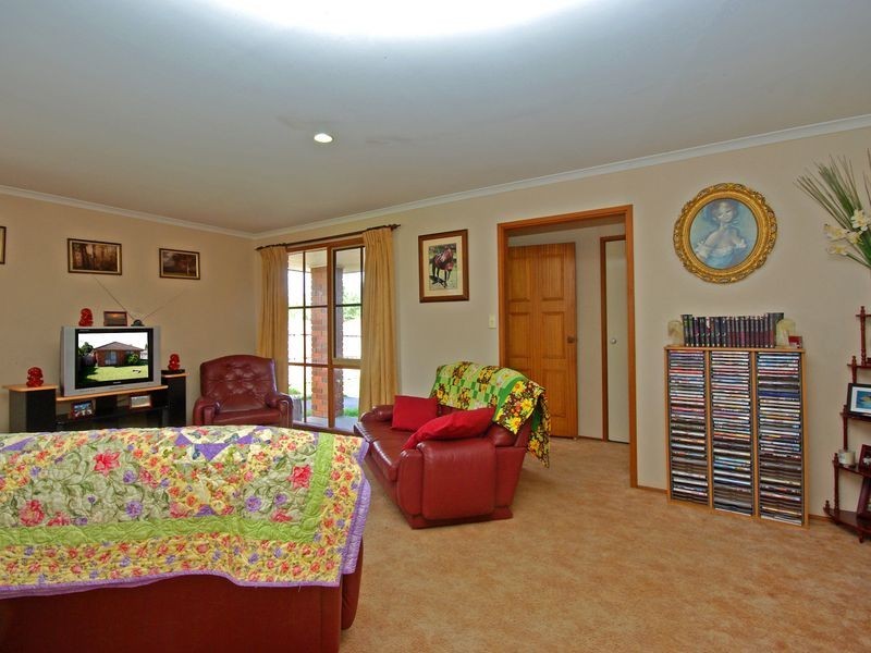 34 Smethurst Avenue, Pakenham VIC 3810