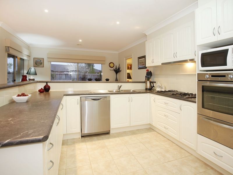 70 Livingstone Boulevard, Pakenham VIC 3810