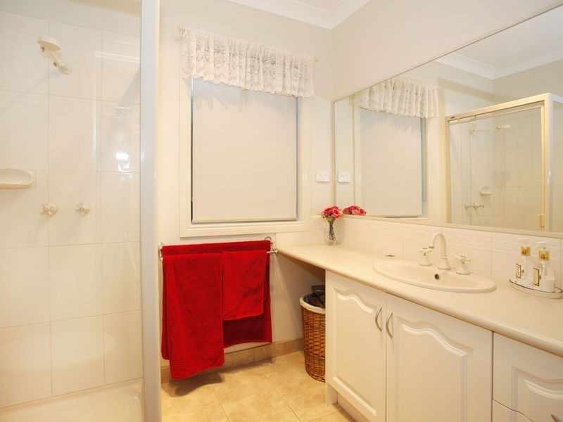 70 Livingstone Boulevard, Pakenham VIC 3810