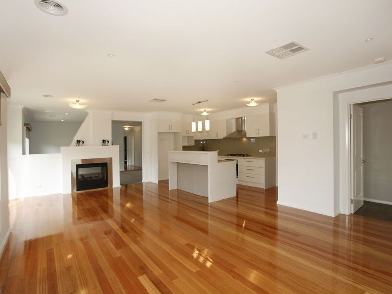 27 Bonneville Parade, Pakenham VIC 3810