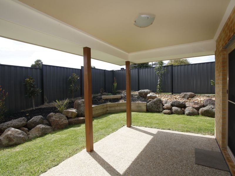 27 Bonneville Parade, Pakenham VIC 3810