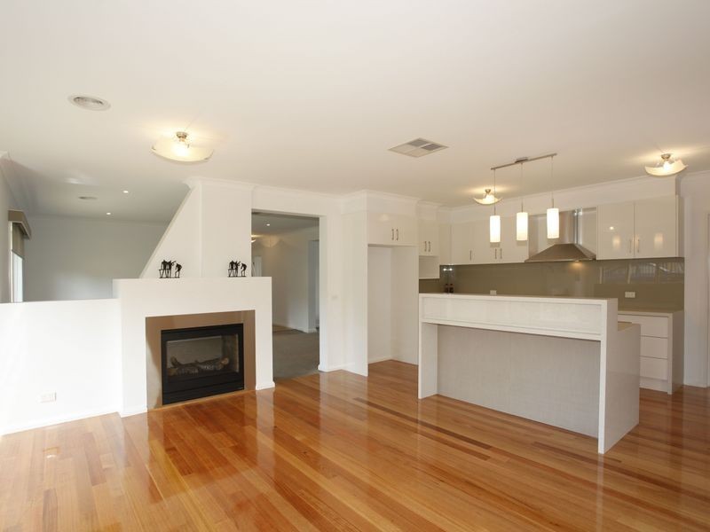 27 Bonneville Parade, Pakenham VIC 3810