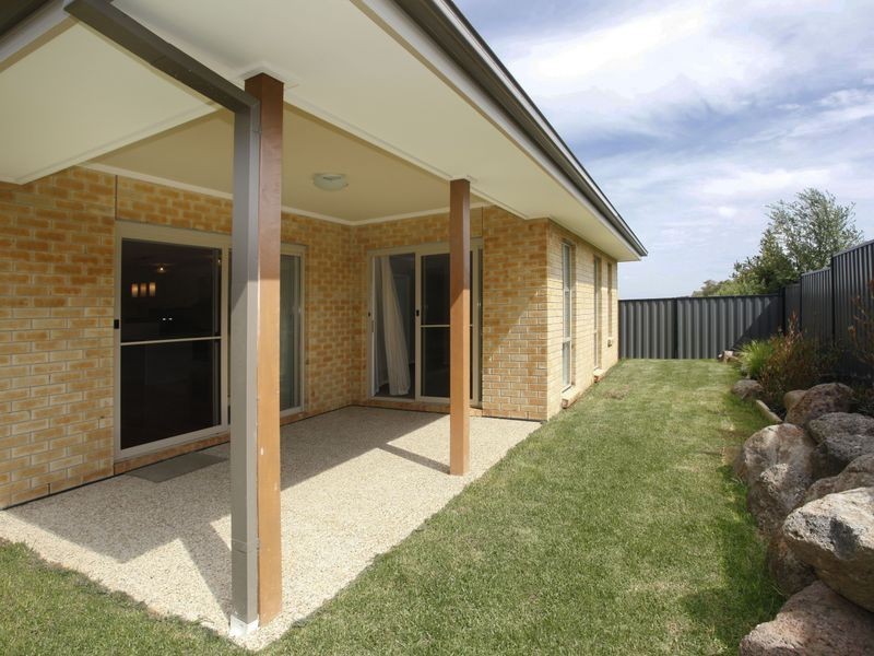 27 Bonneville Parade, Pakenham VIC 3810