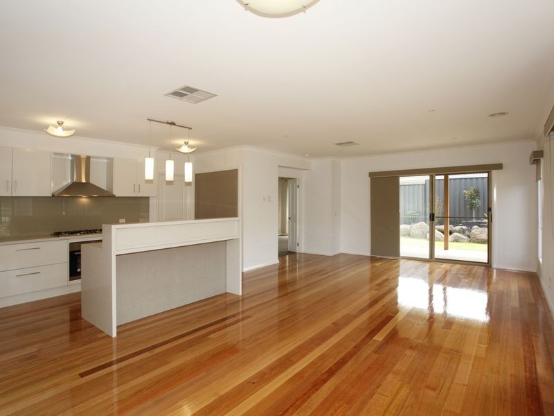 27 Bonneville Parade, Pakenham VIC 3810