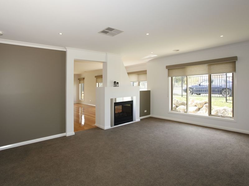 27 Bonneville Parade, Pakenham VIC 3810