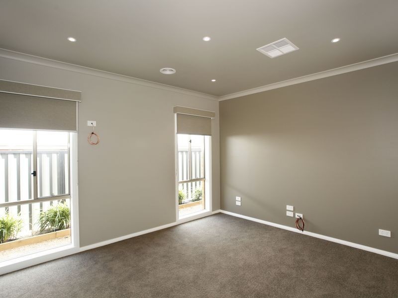 27 Bonneville Parade, Pakenham VIC 3810