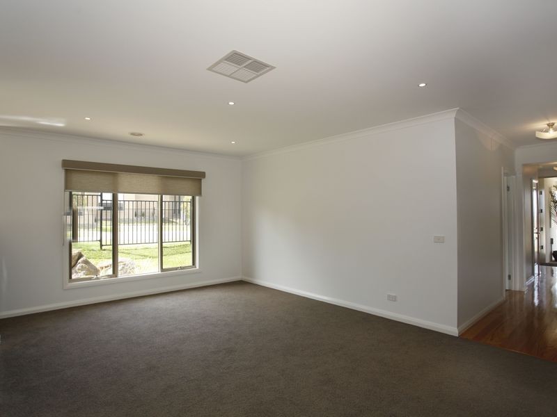 27 Bonneville Parade, Pakenham VIC 3810