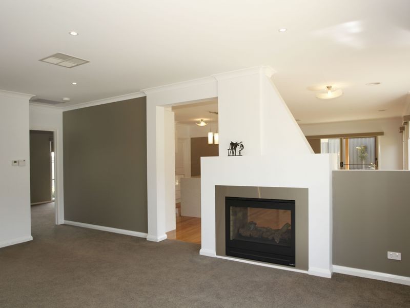 27 Bonneville Parade, Pakenham VIC 3810