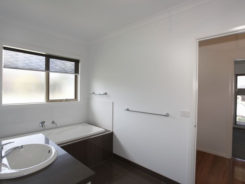 27 Bonneville Parade, Pakenham VIC 3810