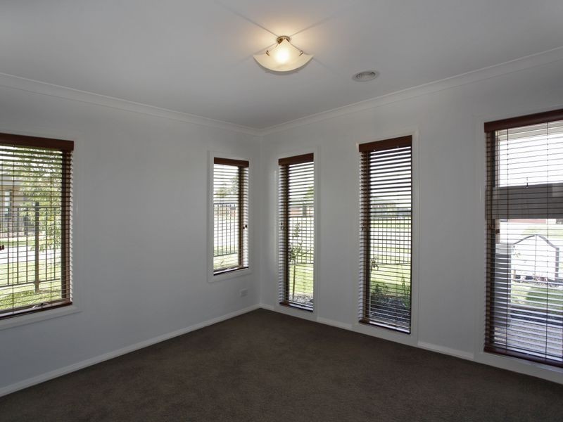 27 Bonneville Parade, Pakenham VIC 3810