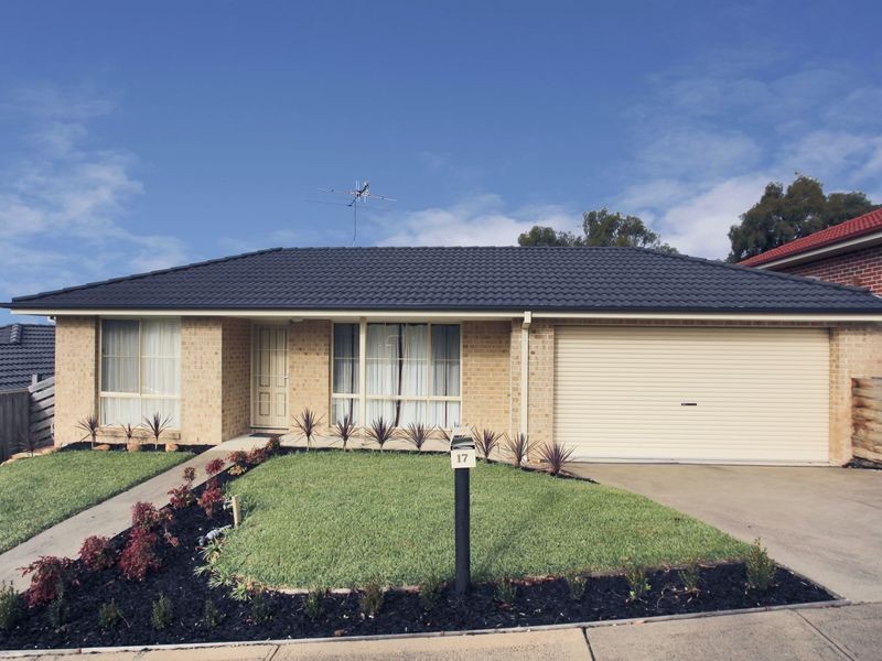 17 Ash Crescent, Pakenham VIC 3810
