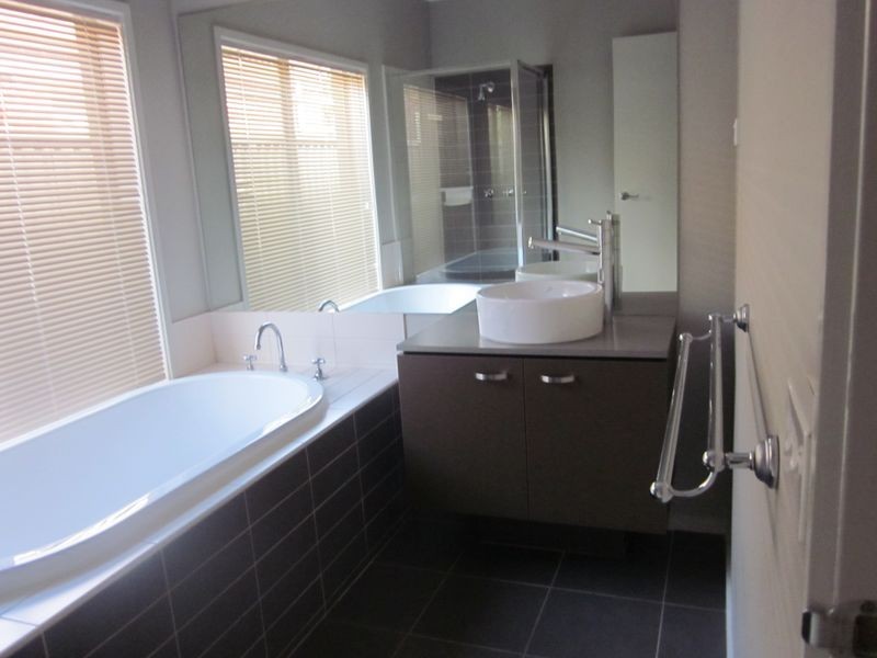 35 Downing Square, Pakenham VIC 3810