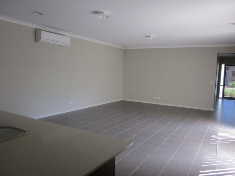 35 Downing Square, Pakenham VIC 3810