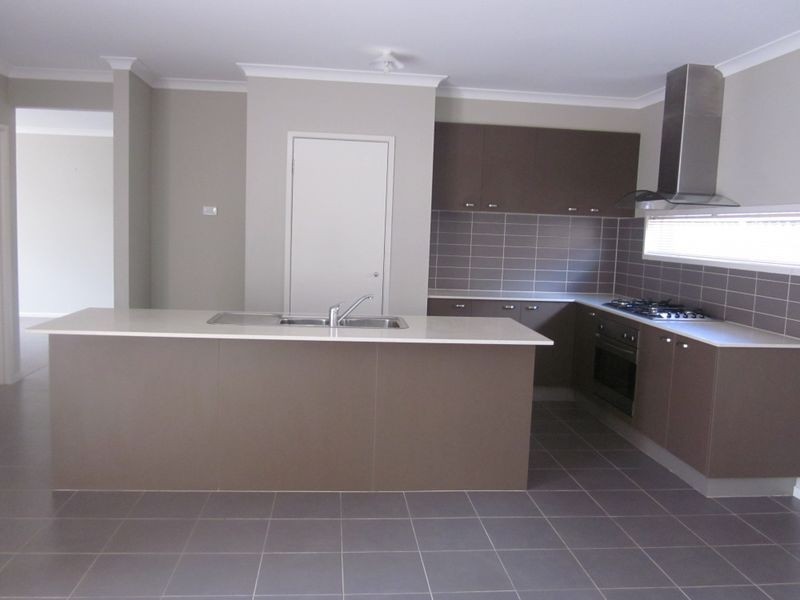 35 Downing Square, Pakenham VIC 3810