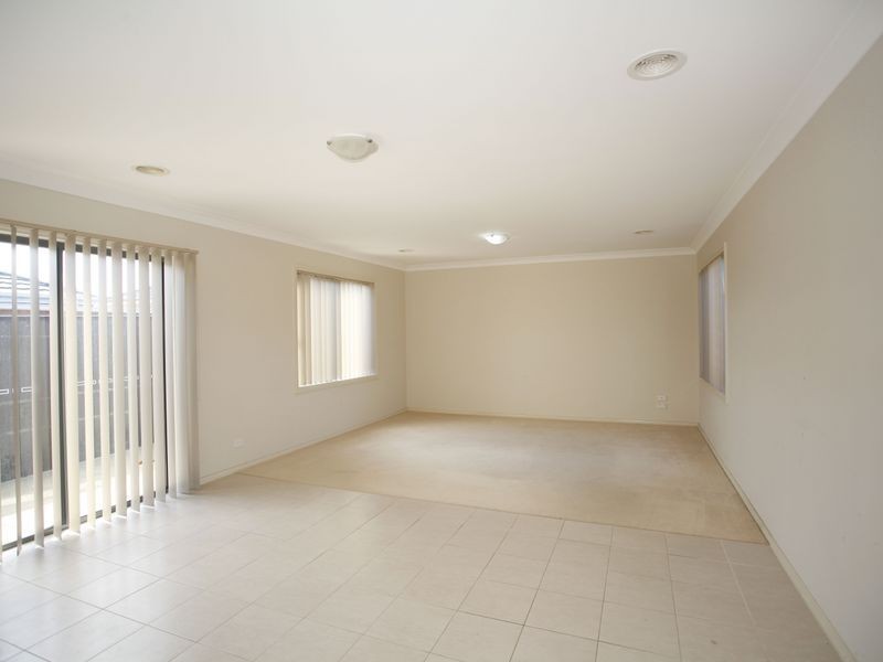 24 Caspian Chase, Pakenham VIC 3810
