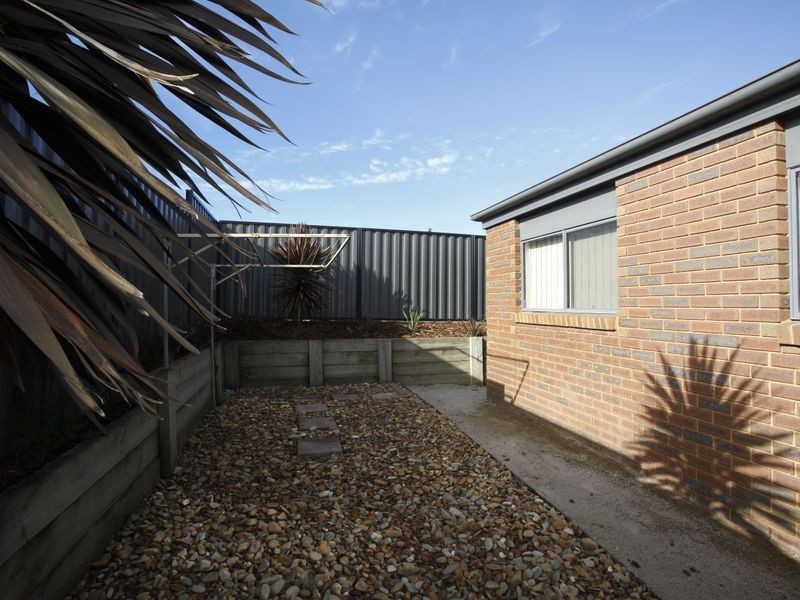 24 Caspian Chase, Pakenham VIC 3810