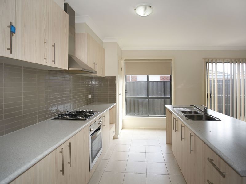 24 Caspian Chase, Pakenham VIC 3810