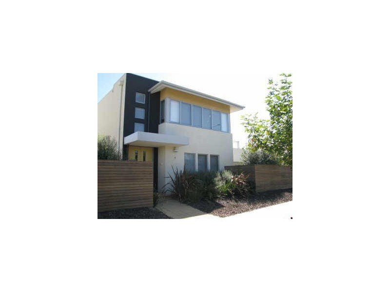 9/2 The Entrance, Pakenham VIC 3810