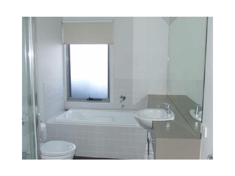 9/2 The Entrance, Pakenham VIC 3810