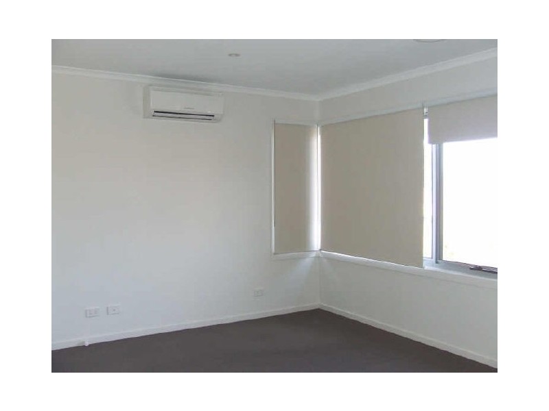 9/2 The Entrance, Pakenham VIC 3810