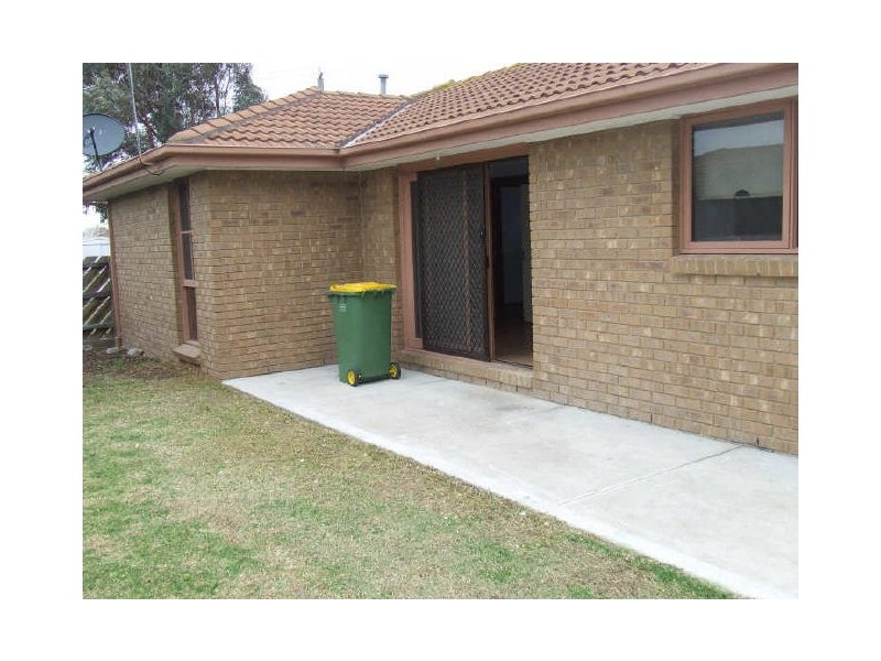 16 Simon Drive, Pakenham VIC 3810