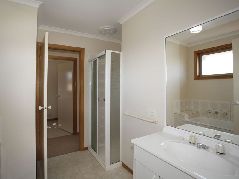 2 Rossi Close, Pakenham VIC 3810