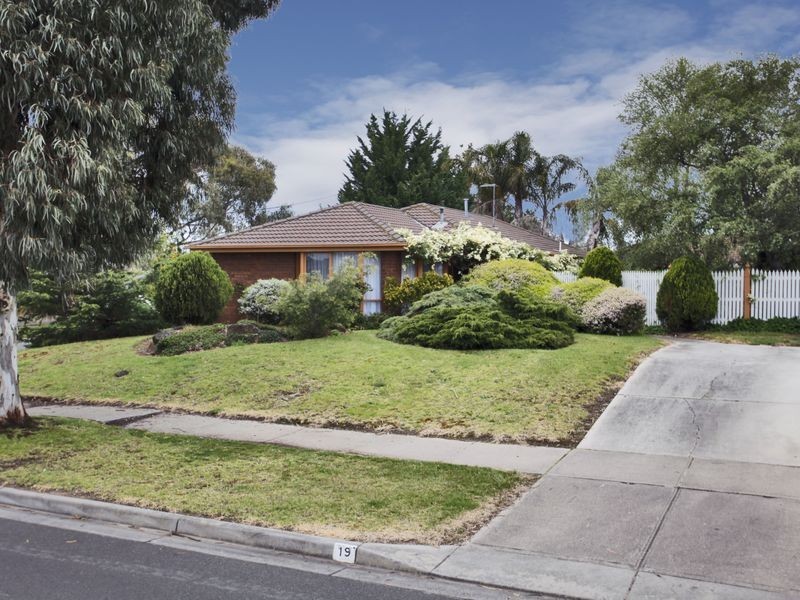 19 Barrington Drive, Pakenham VIC 3810