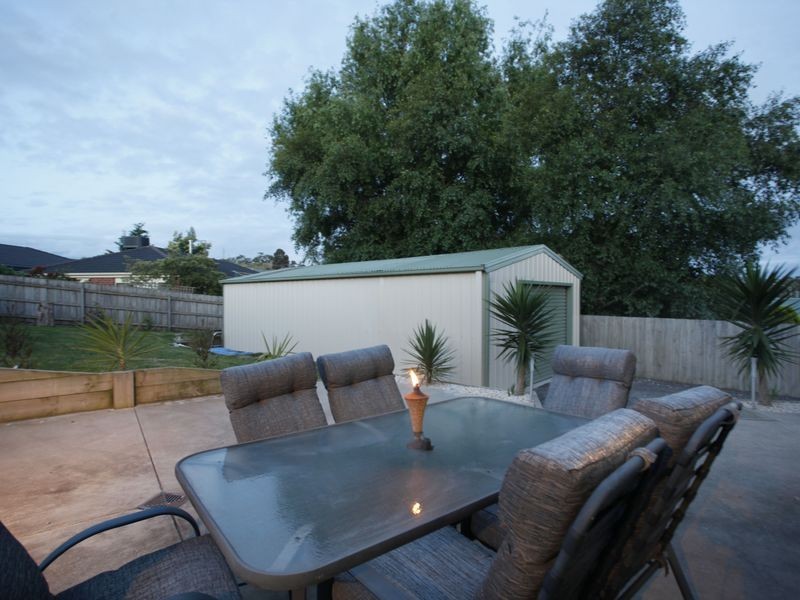 25 Leigh Drive, Pakenham VIC 3810