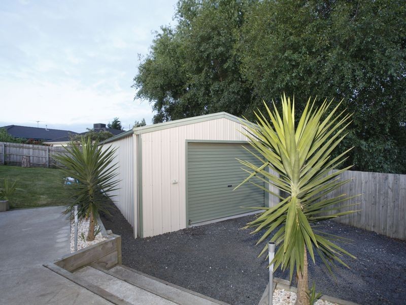 25 Leigh Drive, Pakenham VIC 3810