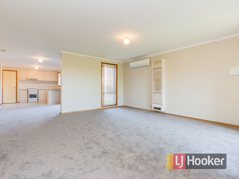 6 Lauren Square, Pakenham VIC 3810