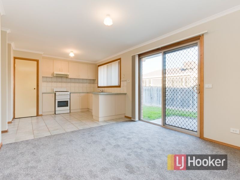 6 Lauren Square, Pakenham VIC 3810