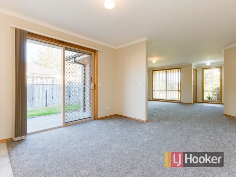 6 Lauren Square, Pakenham VIC 3810