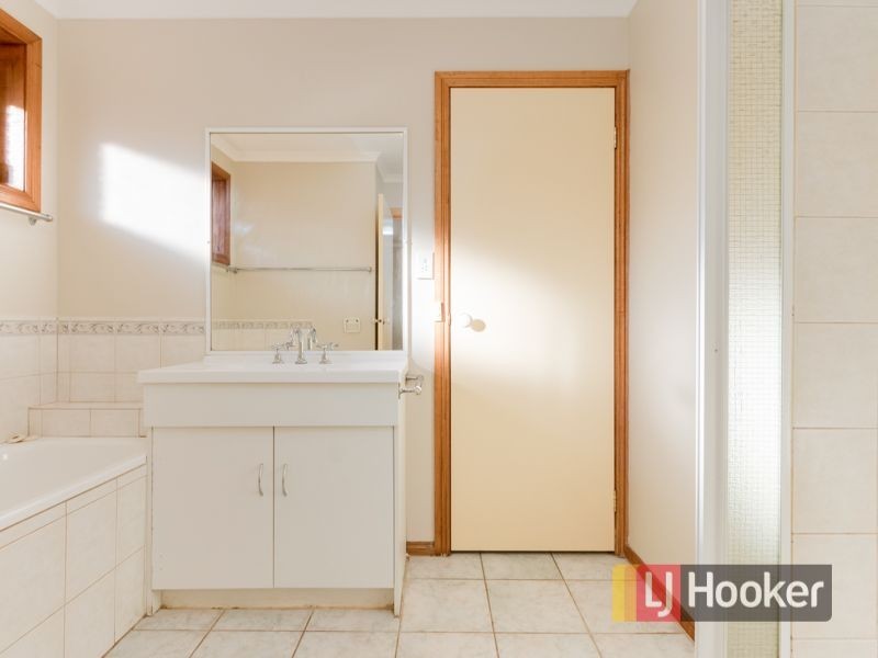 6 Lauren Square, Pakenham VIC 3810