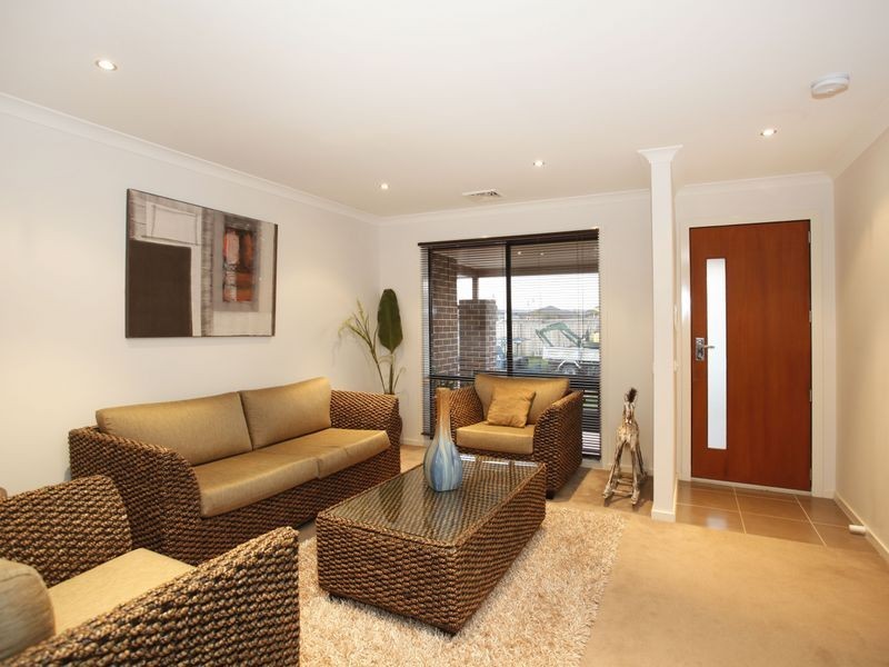 90 Gallery Way, Pakenham VIC 3810