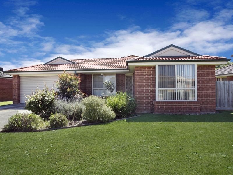 8 Naples Way, Pakenham VIC 3810