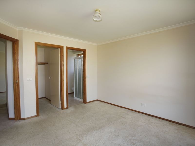 8 Naples Way, Pakenham VIC 3810