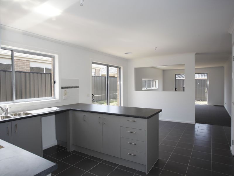 35 Sienna Way, Pakenham VIC 3810