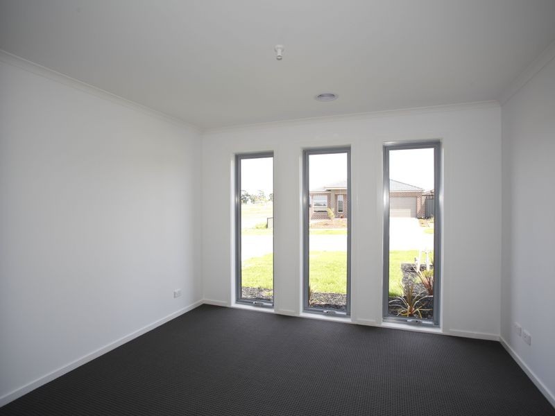 35 Sienna Way, Pakenham VIC 3810