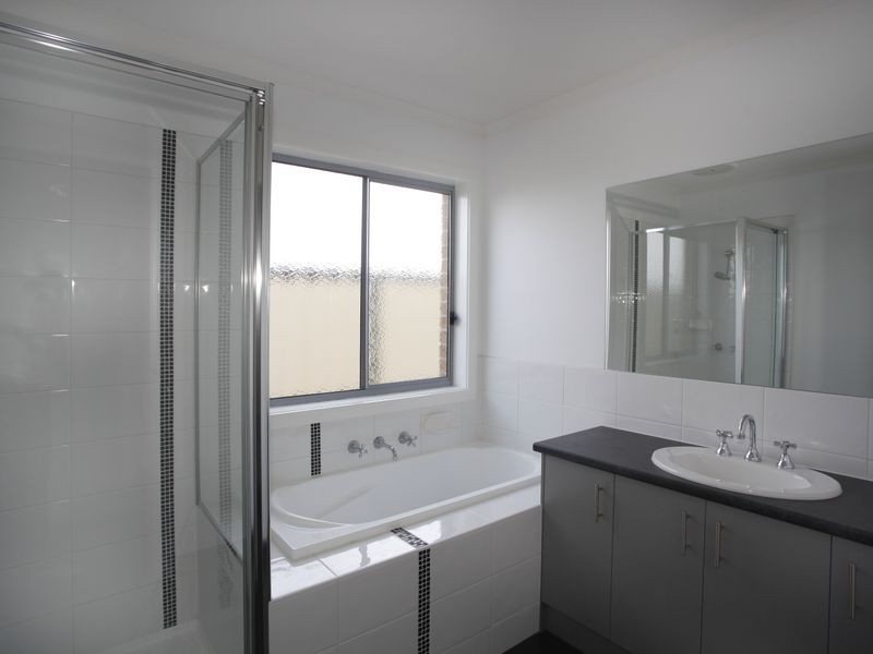 35 Sienna Way, Pakenham VIC 3810