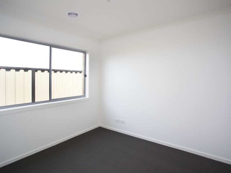 35 Sienna Way, Pakenham VIC 3810