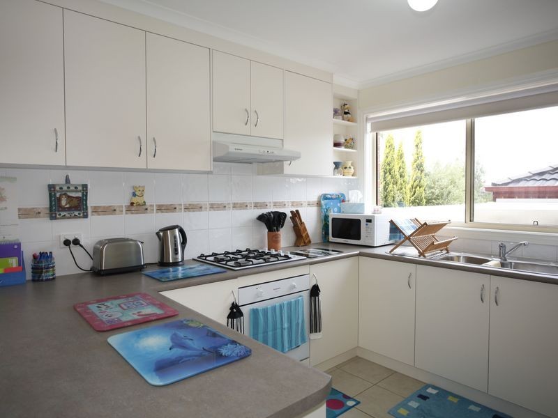 2/3 Hale Place, Pakenham VIC 3810