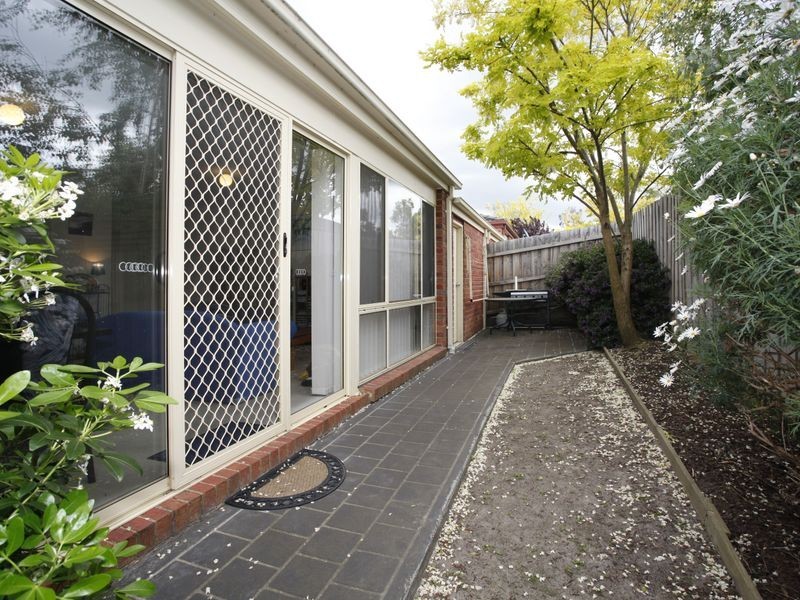 2/3 Hale Place, Pakenham VIC 3810
