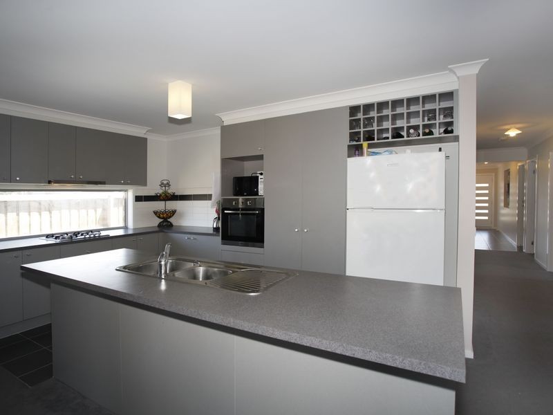 2 Glenvista Road, Pakenham VIC 3810