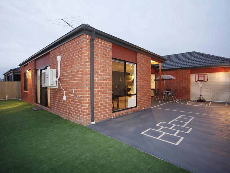 8 Georgetown Way, Officer VIC 3809