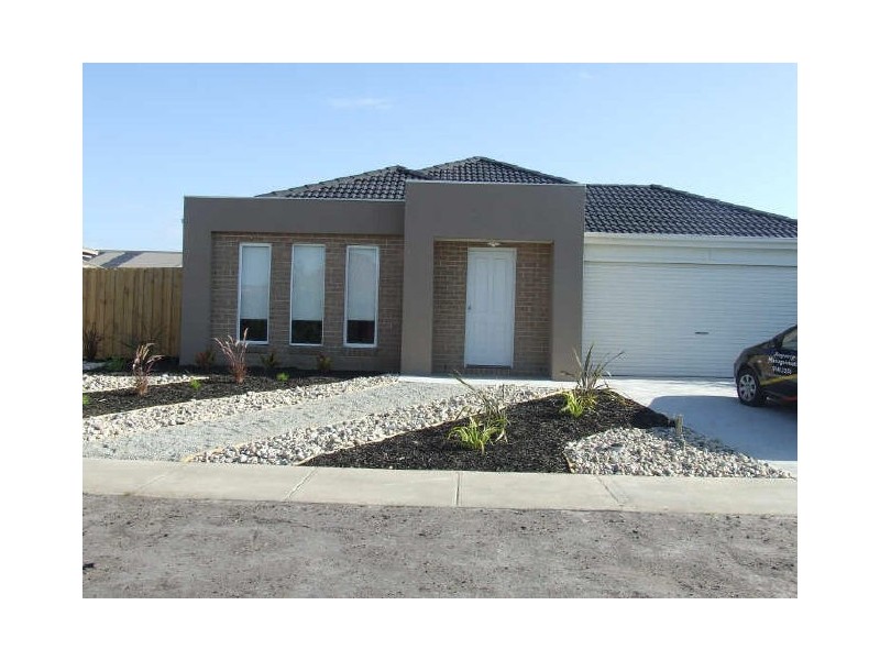 71 Sandalwood Drive, Pakenham VIC 3810