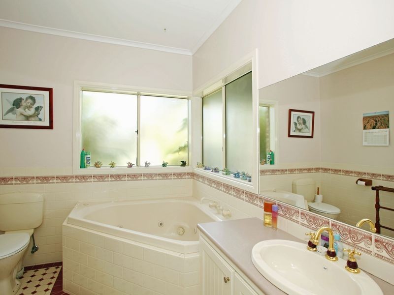 21 Pinehill Drive, Pakenham VIC 3810