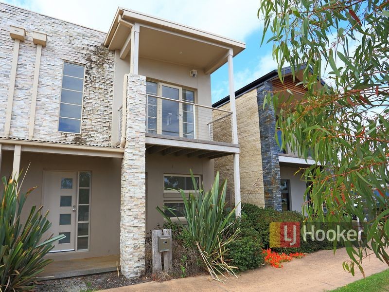 16 Dealbata Lane, Pakenham VIC 3810