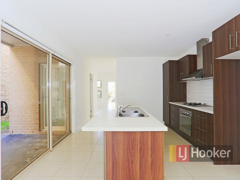 16 Dealbata Lane, Pakenham VIC 3810