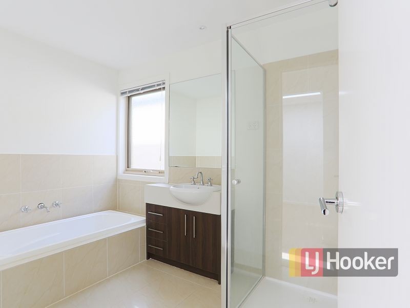 16 Dealbata Lane, Pakenham VIC 3810